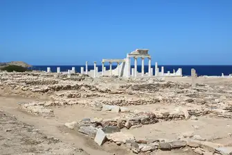 Take a trip to the ruins of the temple of Apollo ruins as you discover the history Antiparos holds