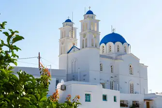 Explore the island admiring the white-washed architecture, as seen here with Agia Yannis church in the hilltop village of Apollonia,&nbsp; and indulging in mouthwatering cuisine&nbsp;&nbsp;