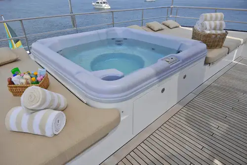 Jacuzzi on upper deck