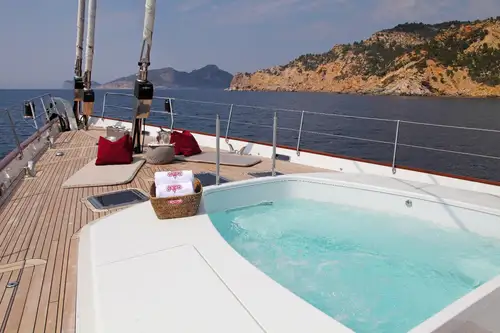 Foredeck jacuzzi 