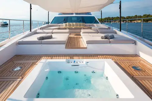 Foredeck jacuzzi