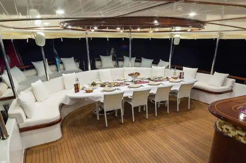Foredeck dining